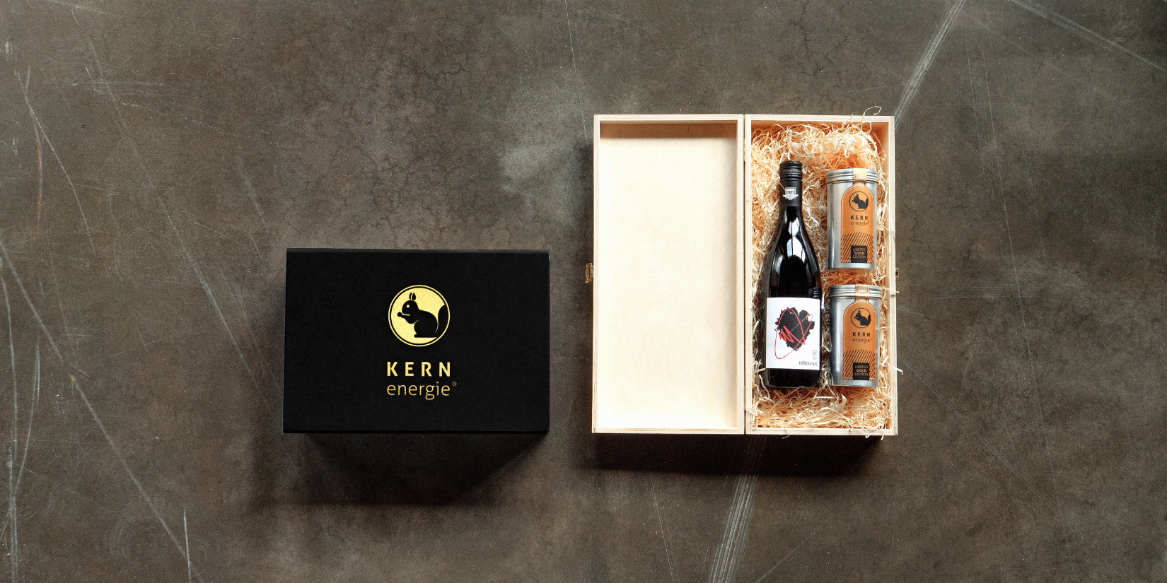Hochwertige Geschenkbox mit Magnetverschluss und Holzbox, gefüllt mit Nüssen und Wein – exklusives Firmengeschenk für Kunden und Mitarbeitende
