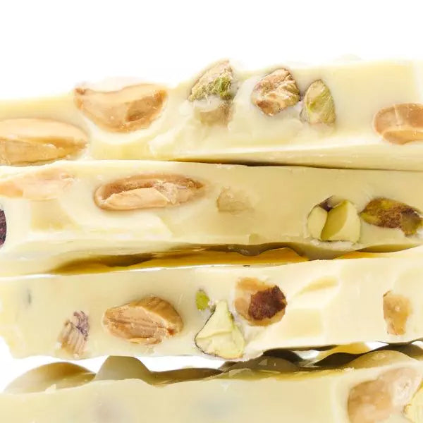 Bruchschokolade–weiße Schokolade mit Mandeln & Pistazien