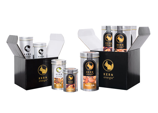 Zwei stilvolle Geschenkboxen mit Aludosen, gefüllt mit Nüssen und Schokolade, personalisierbar mit Firmenlogo – hochwertige Geschenksets, ideal als Firmengeschenke, Kundengeschenke oder Werbegeschenke mit Logo