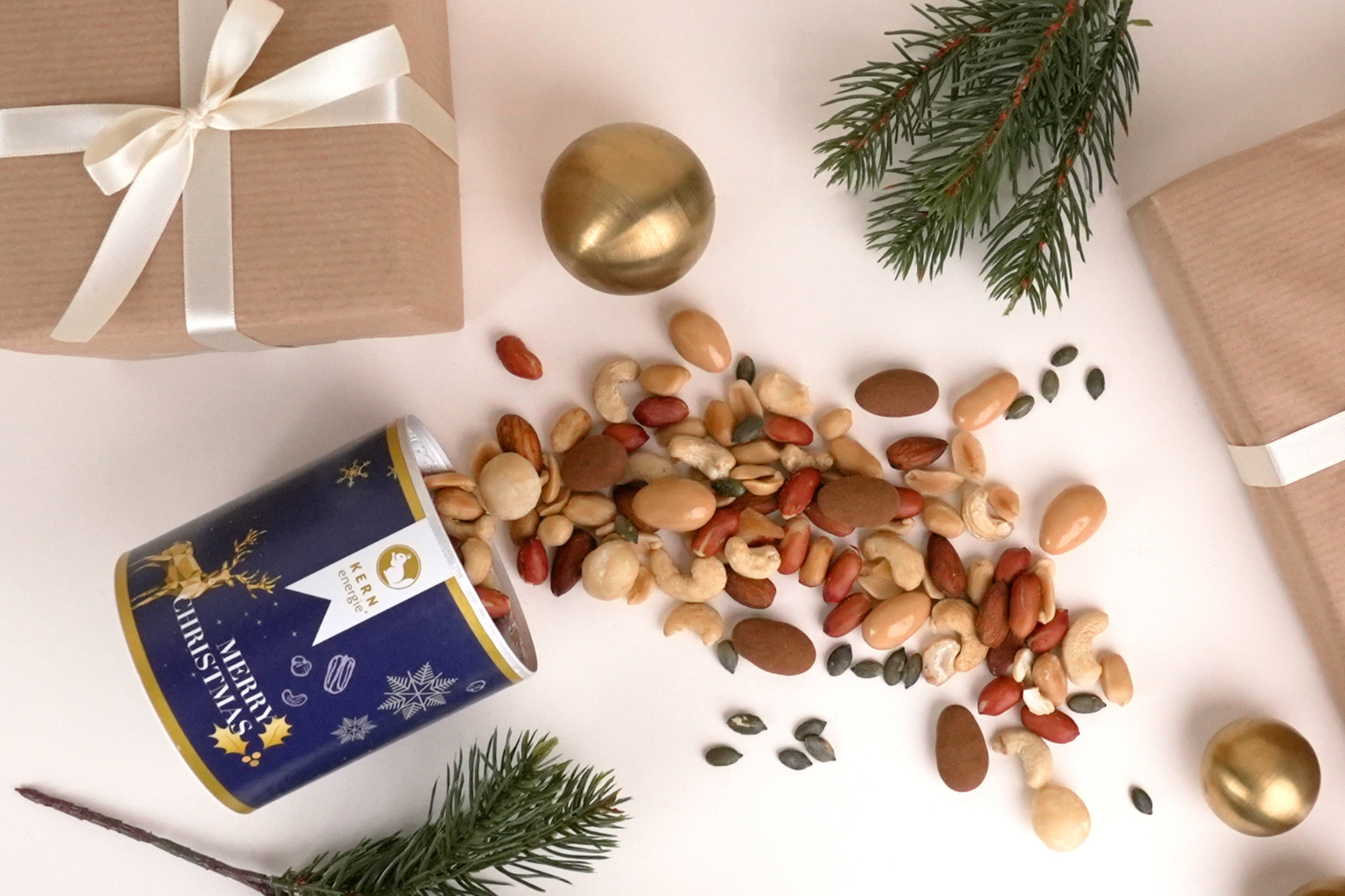 Pappdose im Weihnachtsdesign 2025 mit Nüssen und Schokolade – personalisierte Werbegeschenke Weihnachten, weihnachtliche Werbegeschenke und Werbeartikel zu Weihnachten für Kunden, Mitarbeiter und Geschäftspartner.