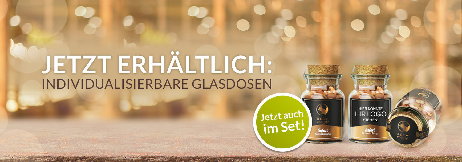 Individualisierbare Glasdosen mit Premium-Nüssen als hochwertiges Geschenk für Hotels und Unternehmen.