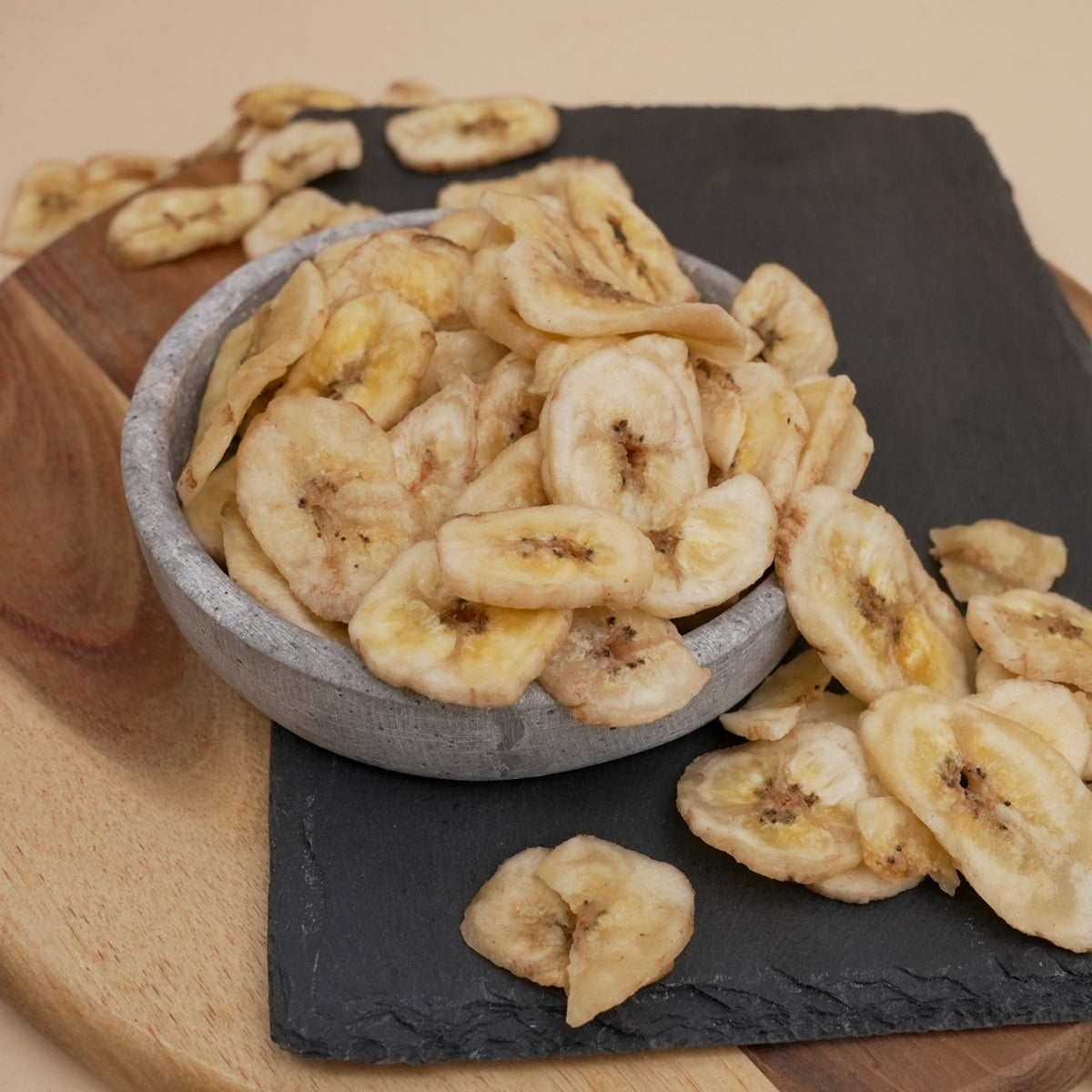 getrocknete Bananenchips in Steinschalee arrangiert