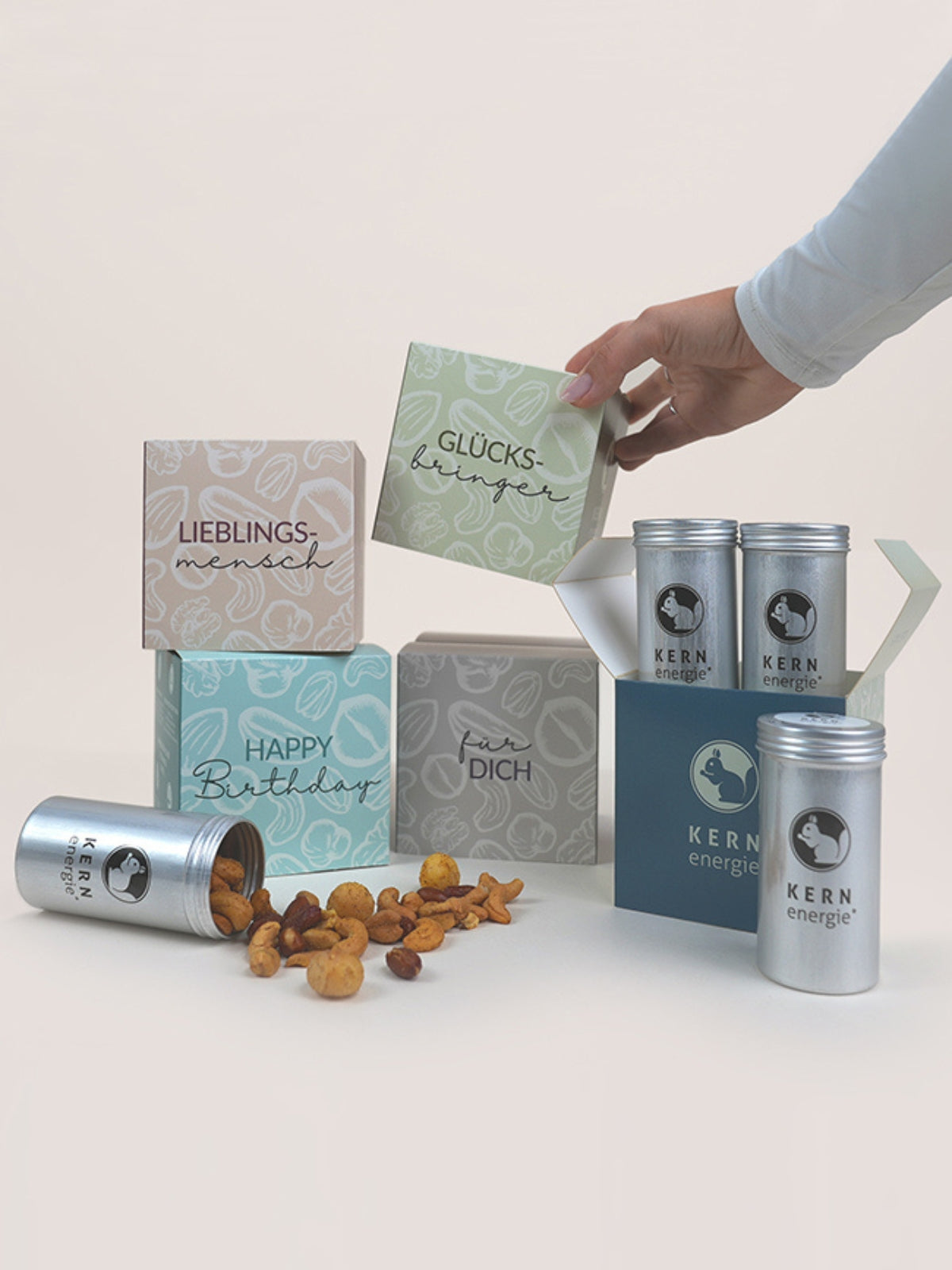 Geschenkbox mit den Themen "Lieblingsmensch", "Happy Birthday", "Glücksbringer" und "Für Dich" mit Aluddosen