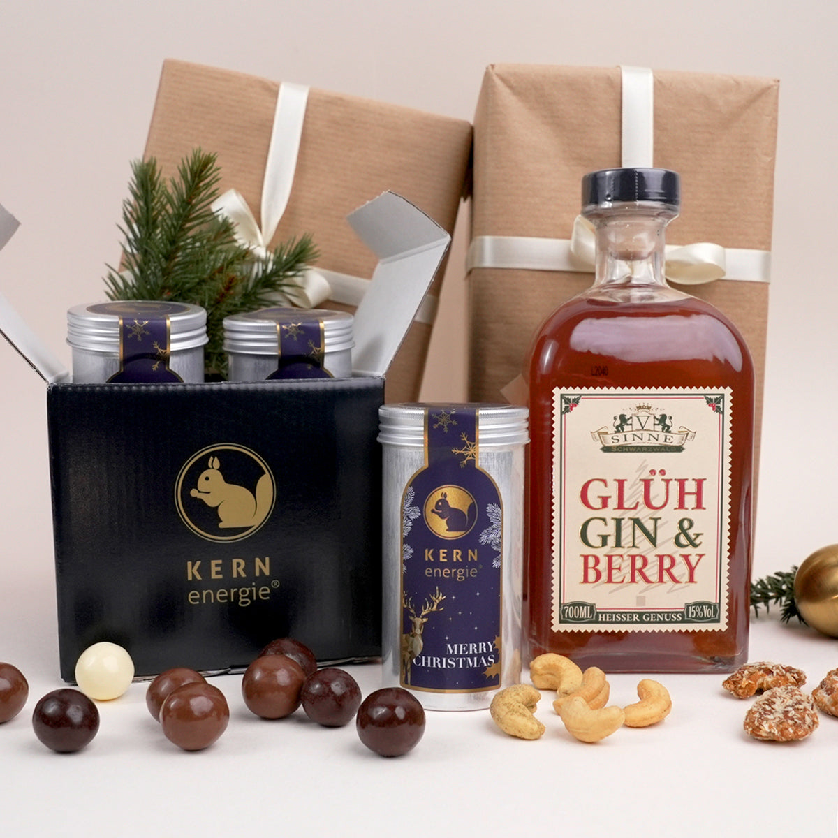 Glüh Gin und ein Geschenkkarton mit Aludosen in weihnachtlichem Design