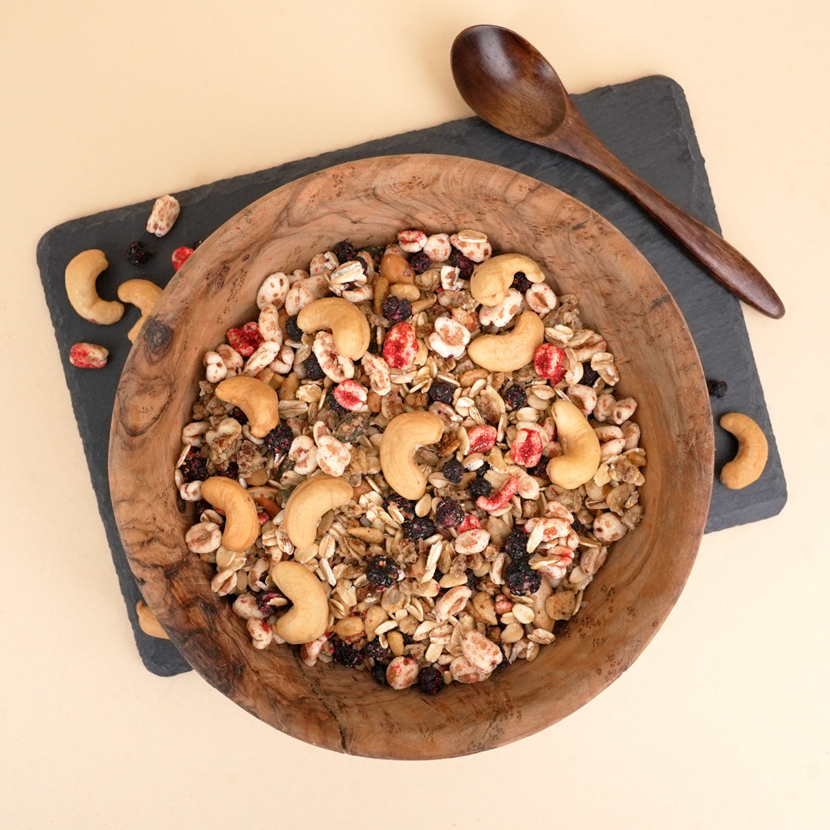 Beeriges KERNmüsli mit frisch gerösteten Nüssen, Heidelbeeren und Dinkelpops