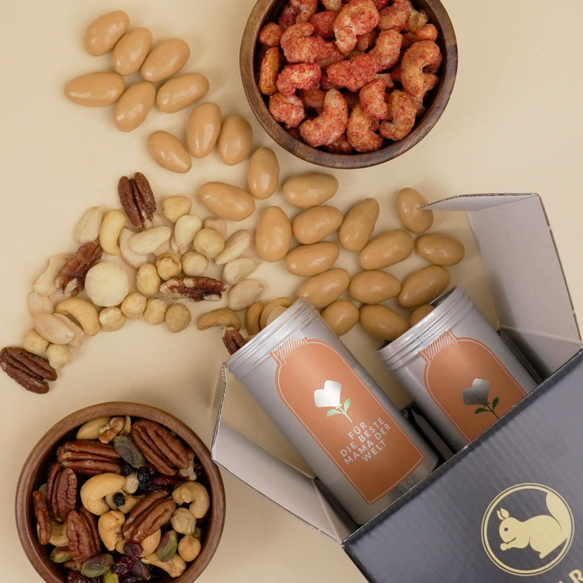 Nussmischungen und gebrannte Cashews, schokolierte Mandeln arrangiert