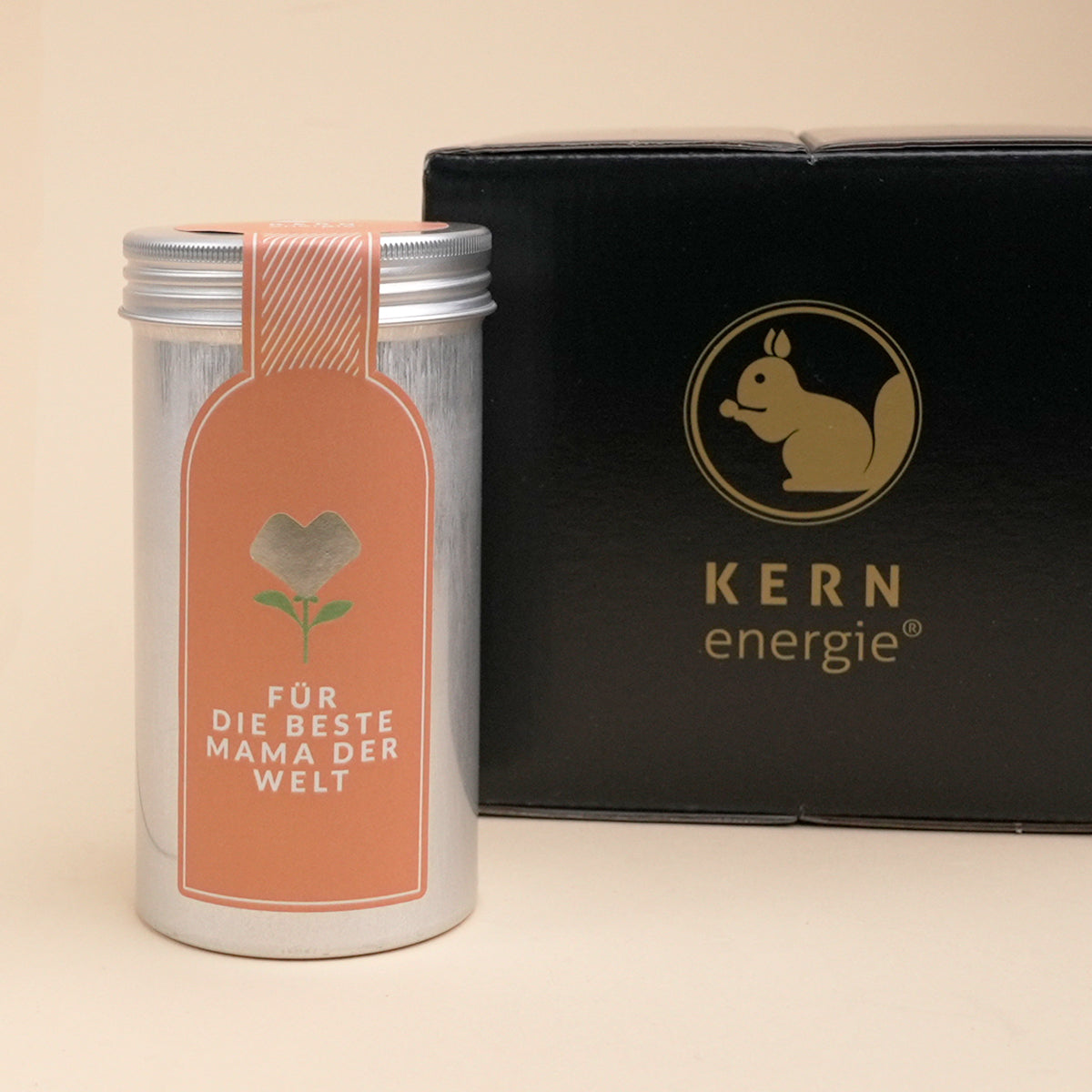 Geschenkset mit schwarzem KERNenergie Karton und Aludose mit Etikett Beste Mama der Welt