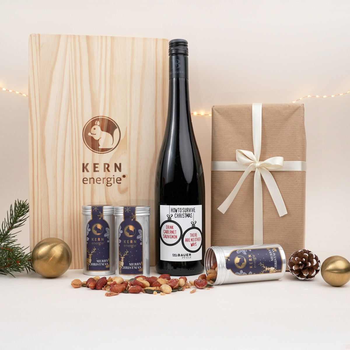 Holzbox mit Rotwein und Nüssen in Aludosen und weihnachtlichem Etikett