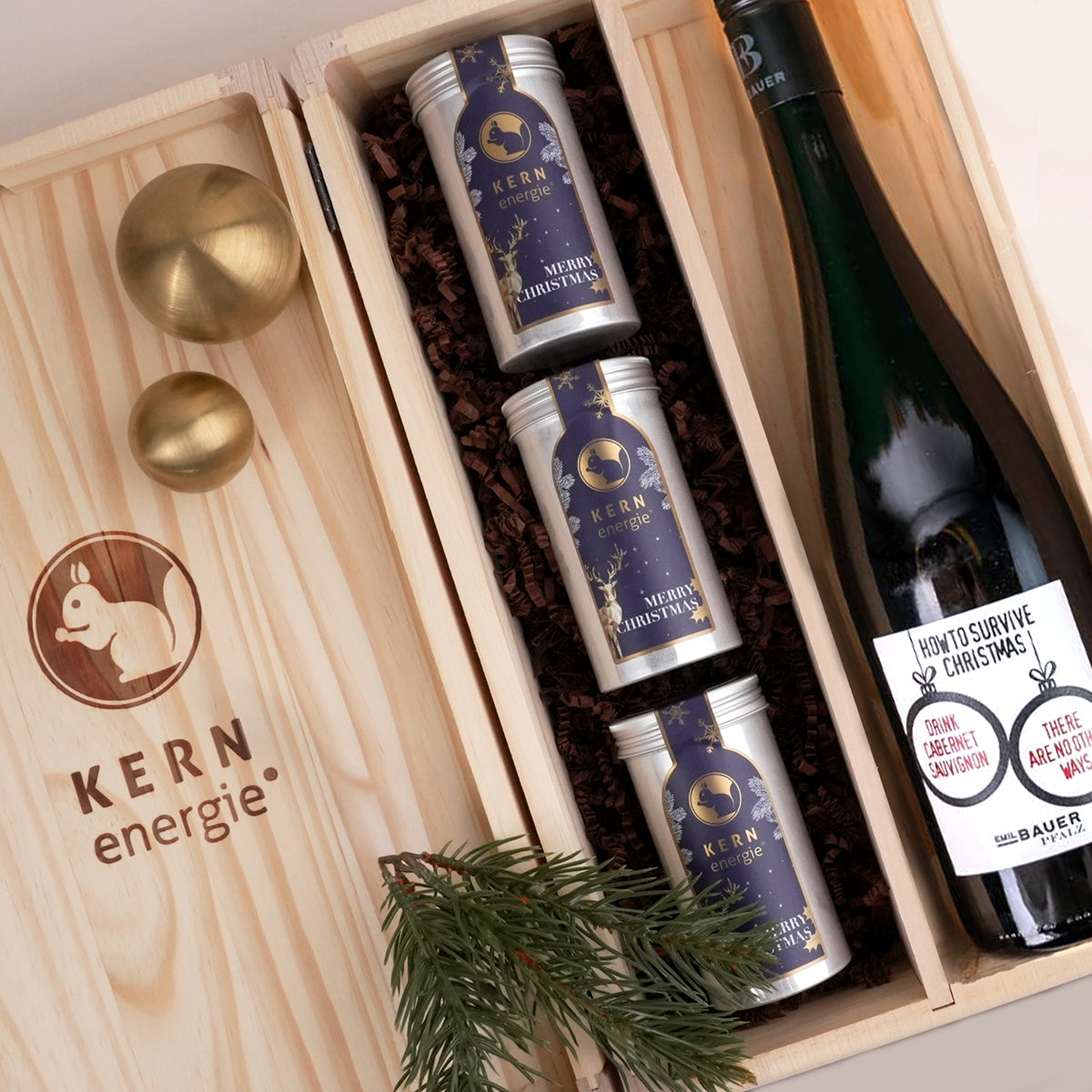 Rotwein mit drei Aludosen in Holzbox verpackt