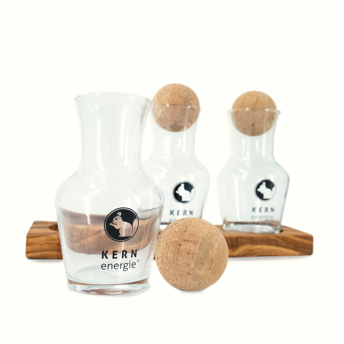 Detailaufnahme Glas-Dekanter mit Korkverschluss von KERNenergie.