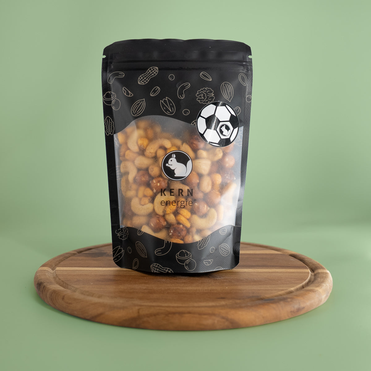 Fußball-Snack-Mix in schwarzem KERNenergie Snack Beutel auf Holztablett
