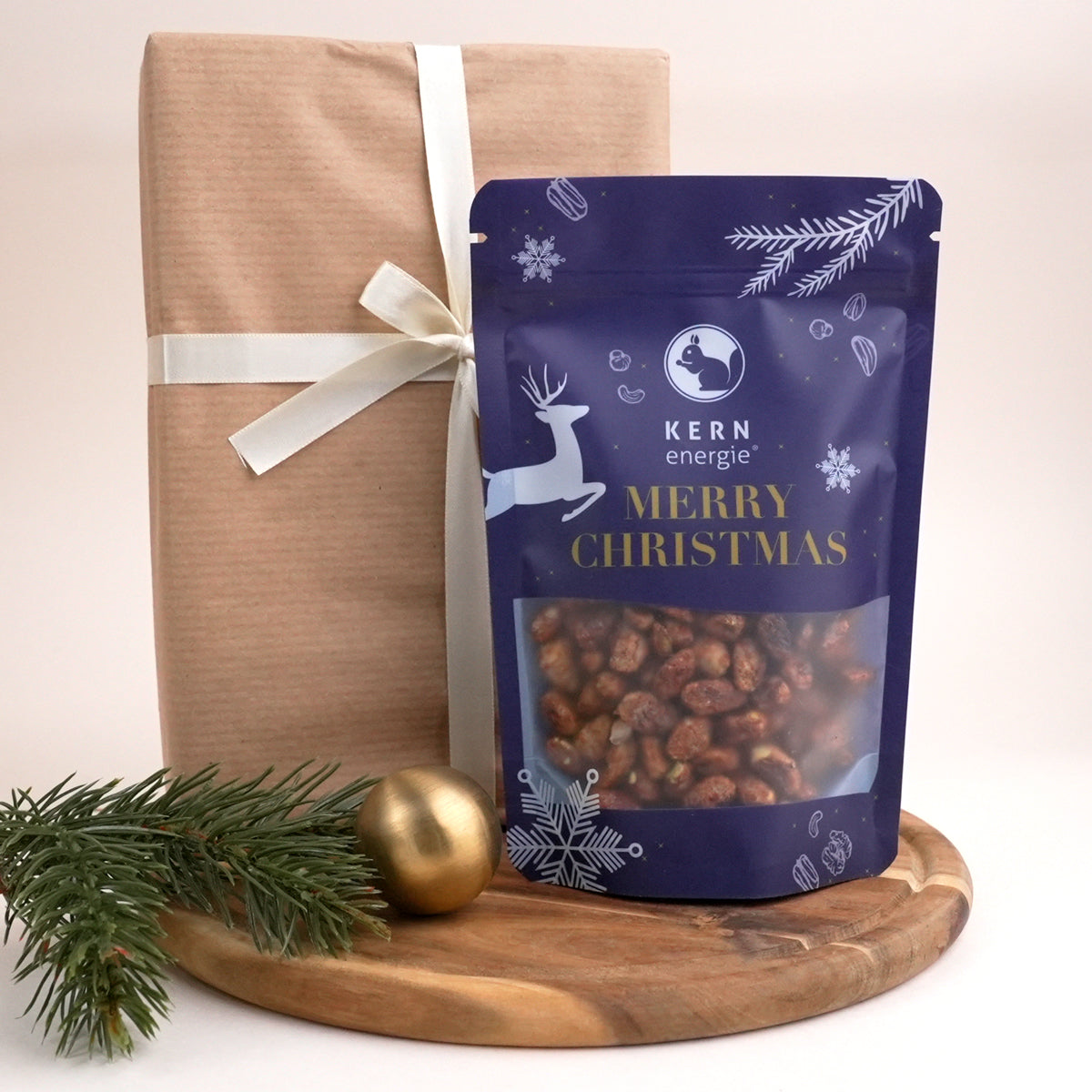Gebrannte Pistazien mit Meersalz in weihnachtlicher Verpackung