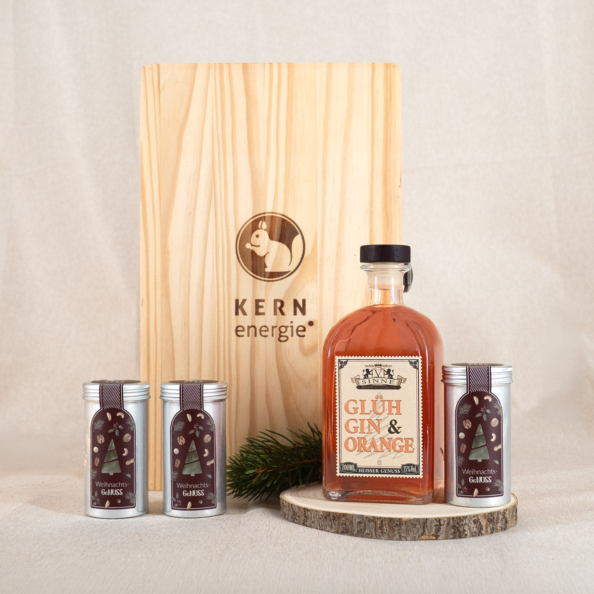weihnachtliche Aludosen und ein Glüh Gin vor einer Holzbox