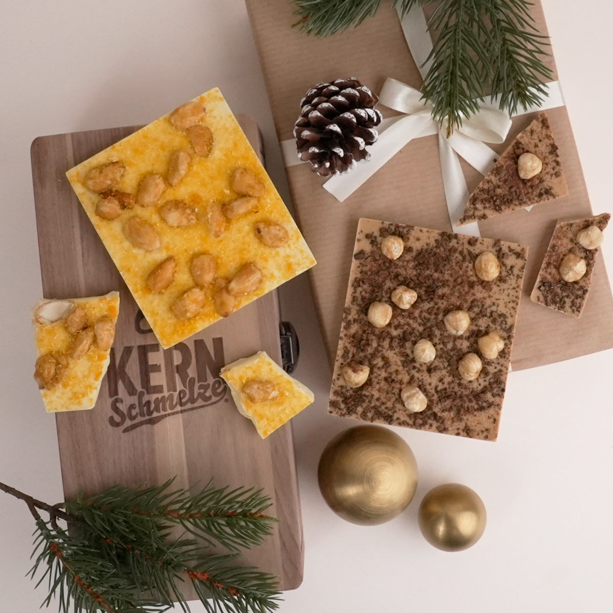 Weiße und Karamellschokolade mit Mandeln, Haselnüssen, Kaffesplittern und Mandarinen