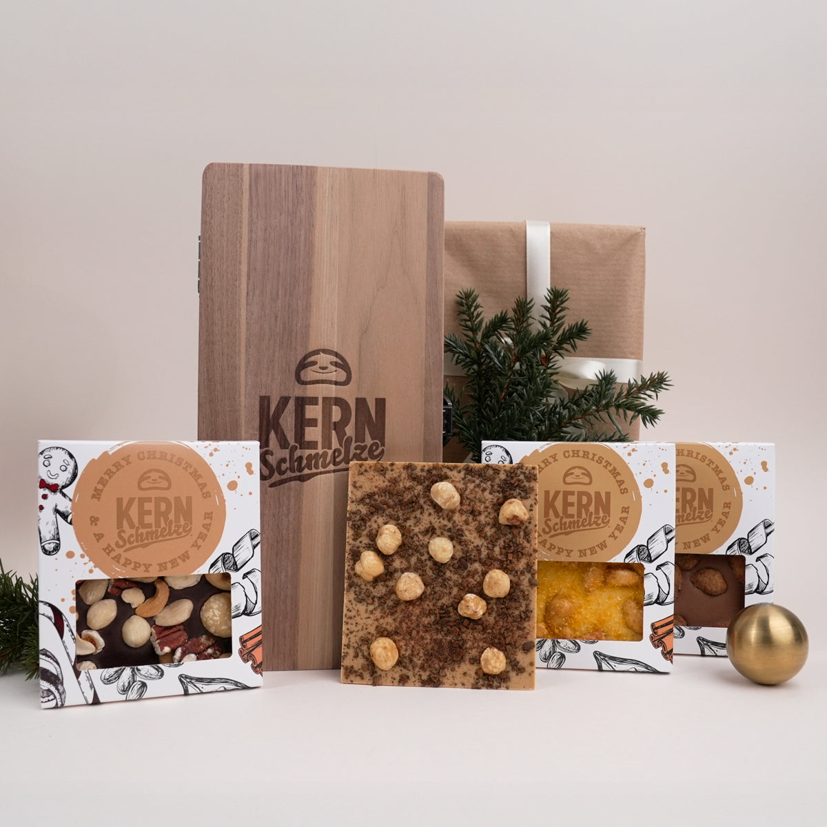 vier Schokoladentafeln mit weihnachtlicher Verpackung und Holzbox