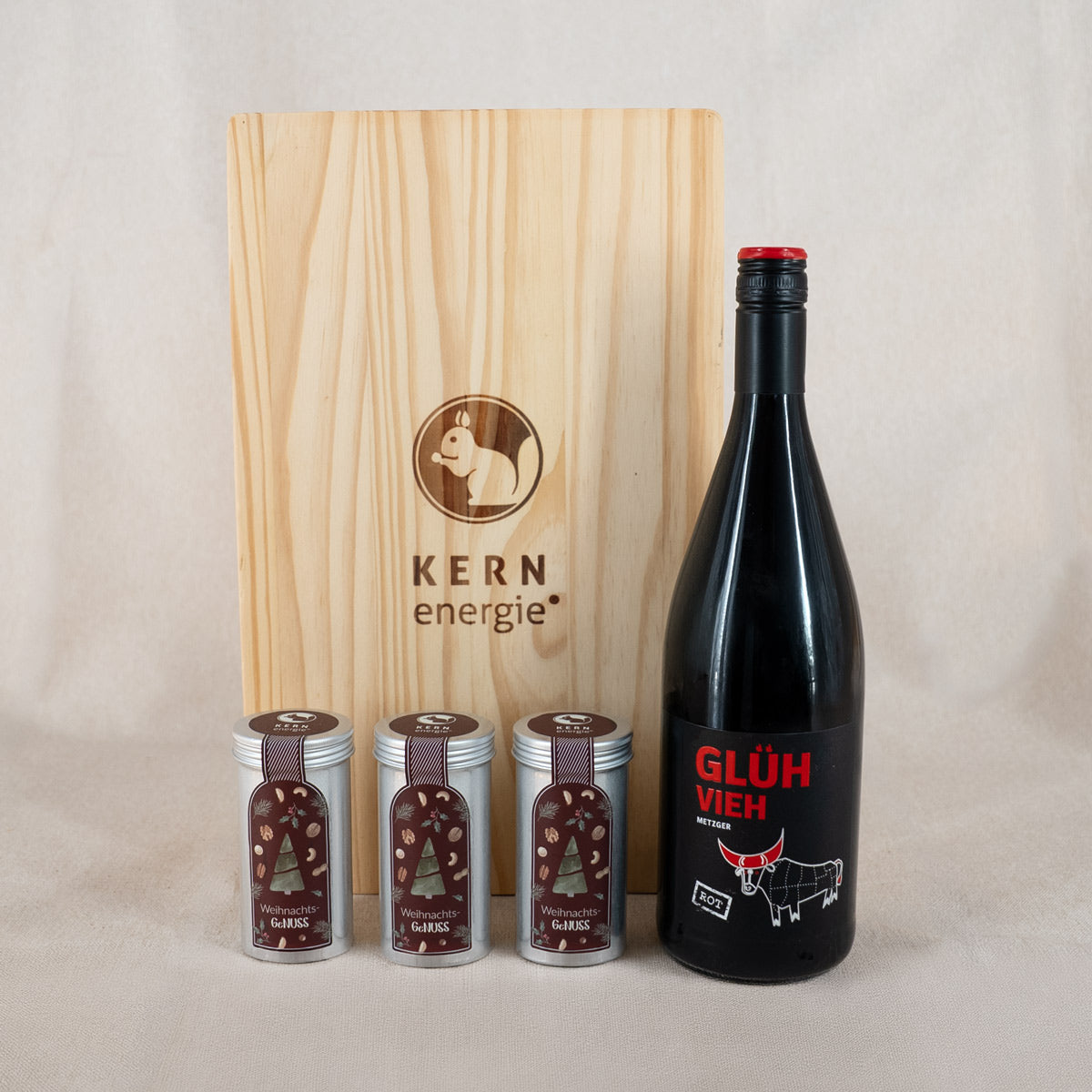Glühwein mit drei Aludosen im Weihnachtsetikett mit Holzbox