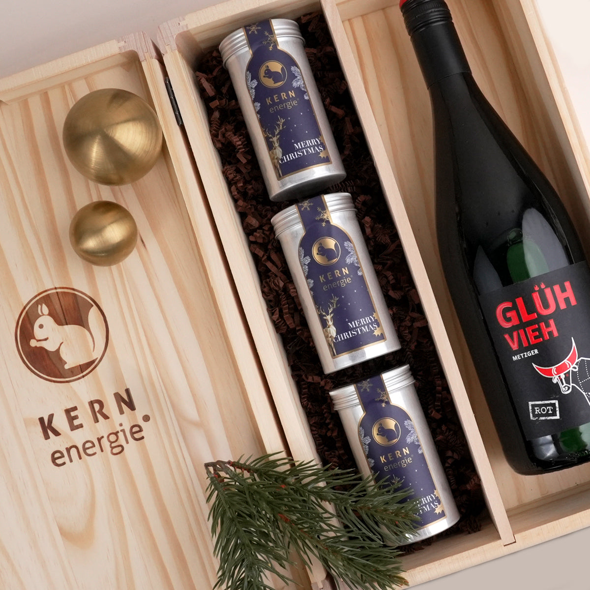 Glühwein mit Aludosen in weihnachtlichem Design in Holzbox verpackt