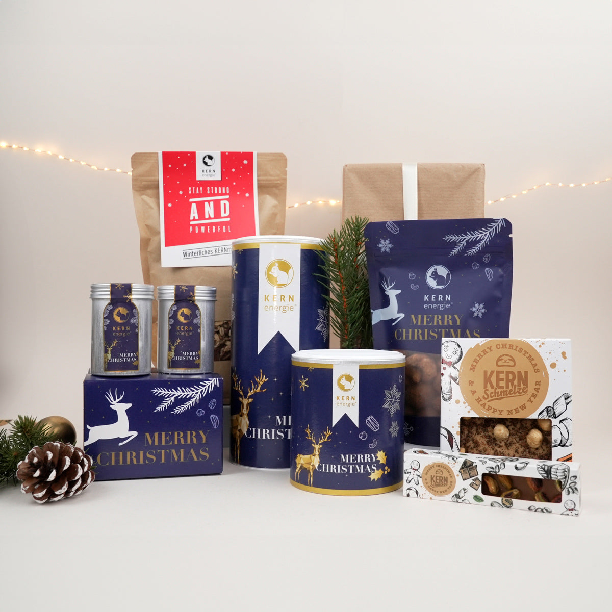 Müsli, gebrannte Nüsse, Geschenkset und Schokolade in weihnachtlichen Verpackungen