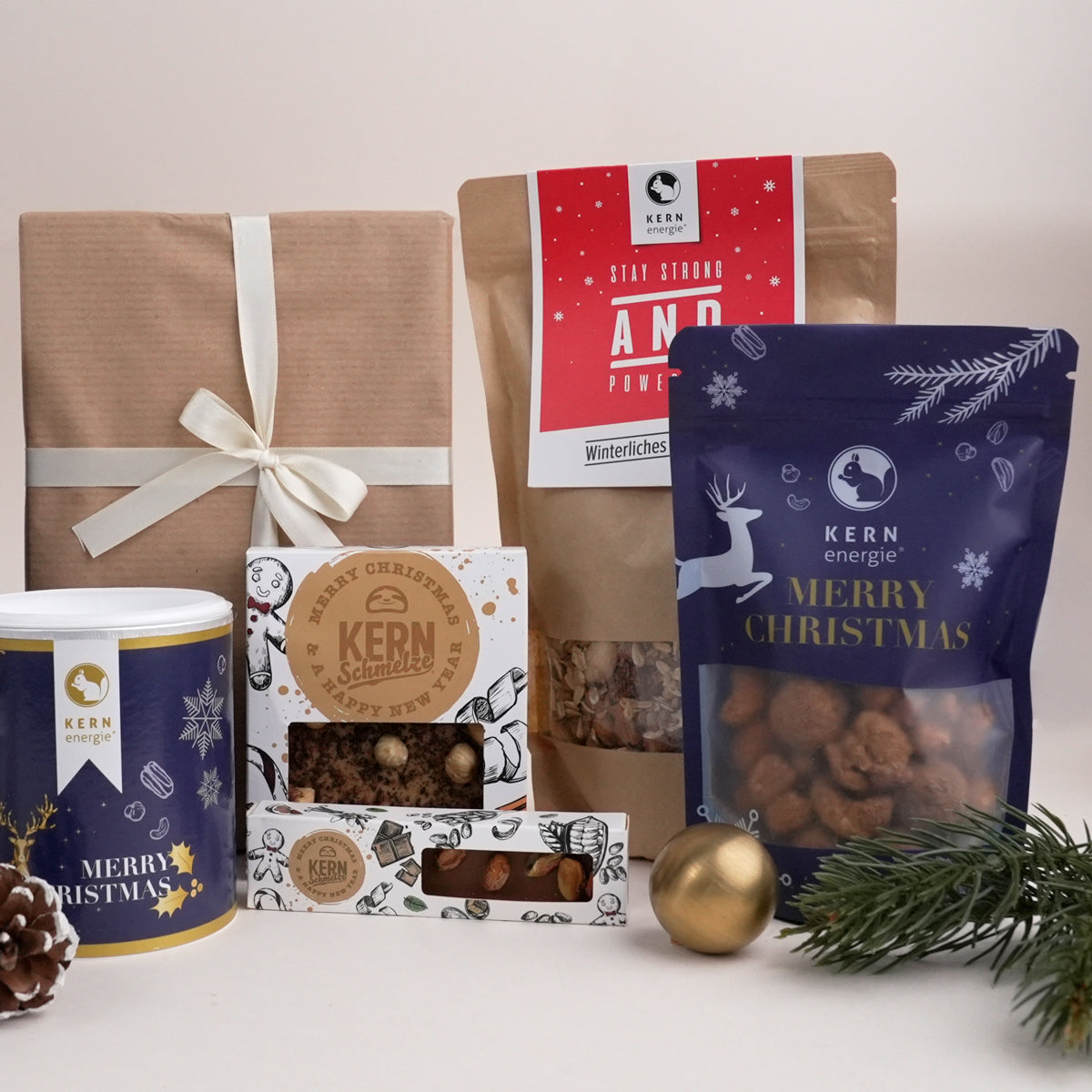 Müsli, gebrannte Nüsse und Schokolade in weihnachtlichen Verpackungen