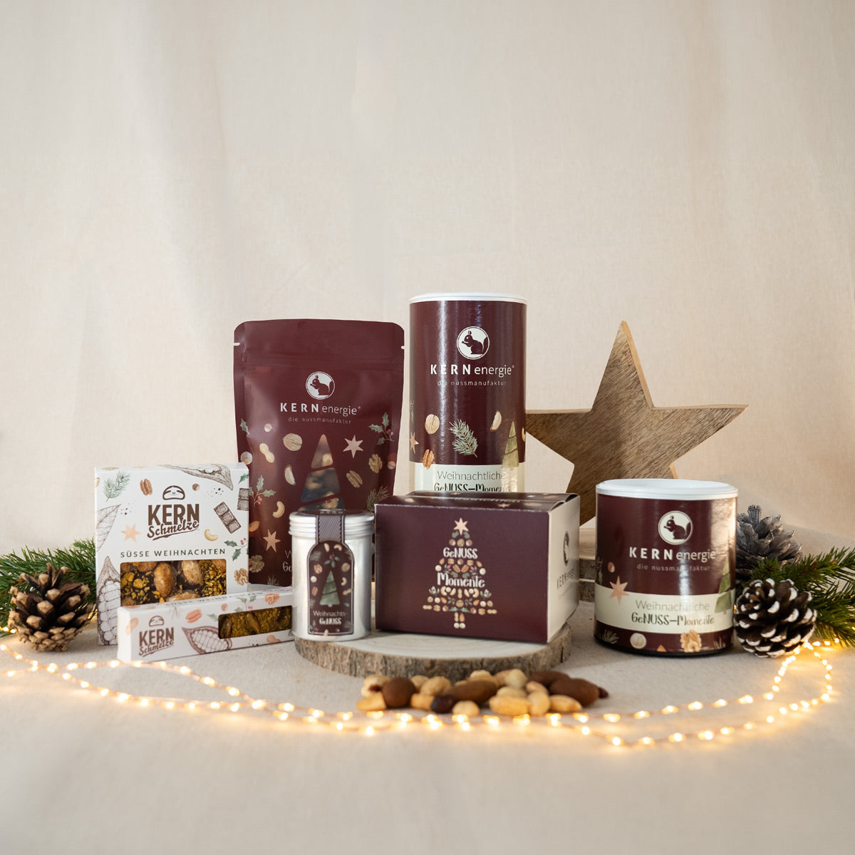 Weihnachtsbundle mit Schokoladen, Müsli, Nüssen und einem Geschenkset