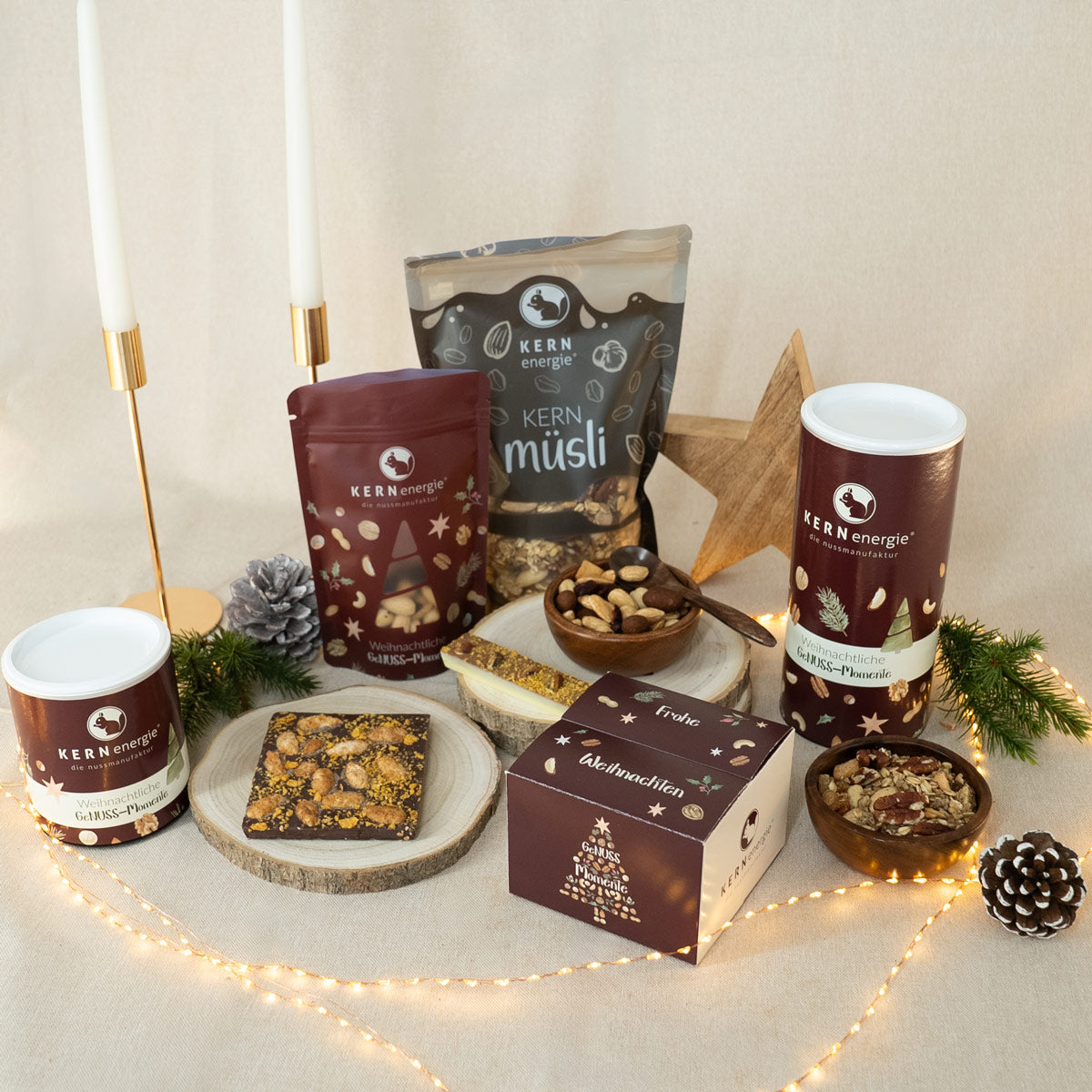 Weihnachtsbundle mit Schokoladen, Müsli, Nüssen und einem Geschenkset