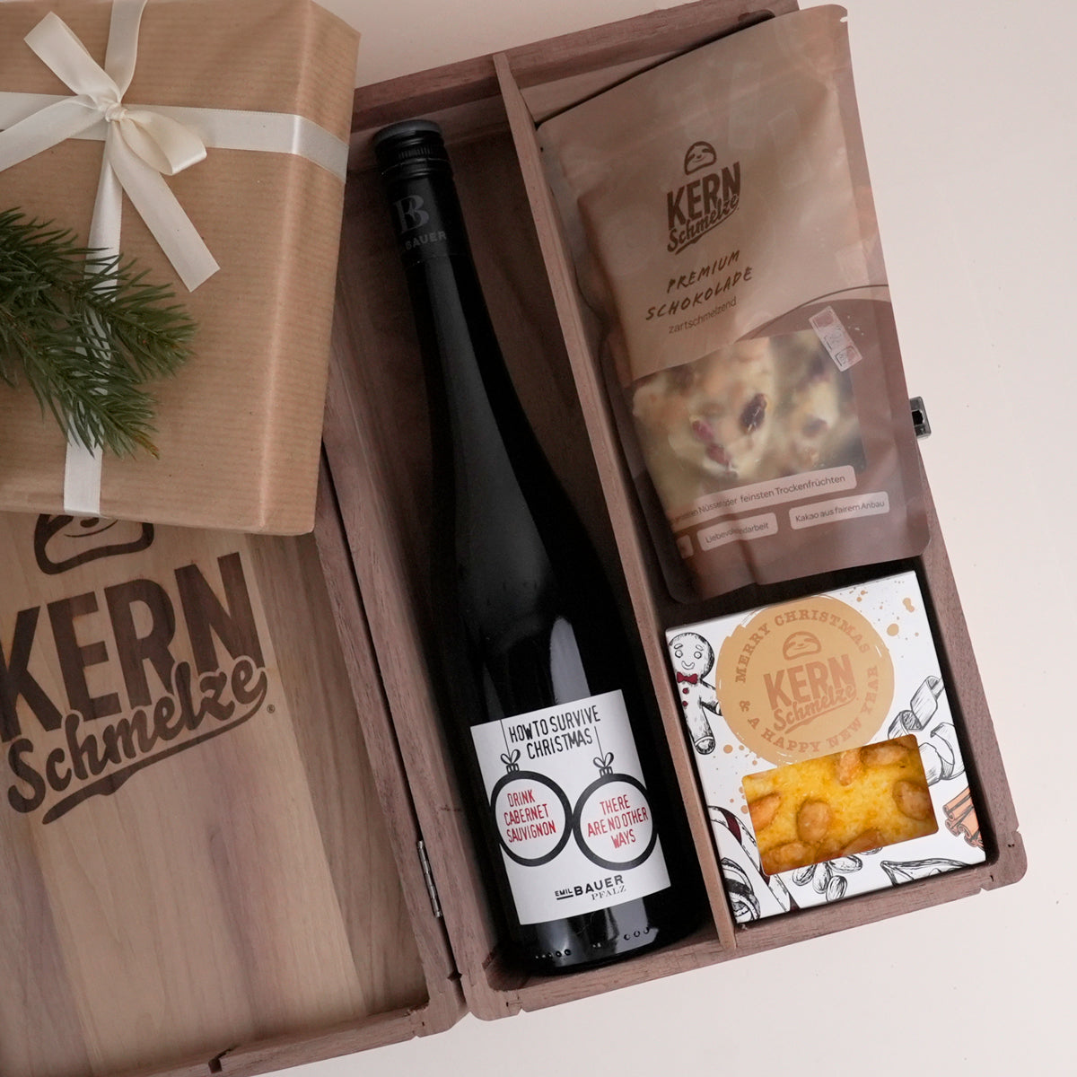 Rotwein mit Schokolade in Holzbox verpackt