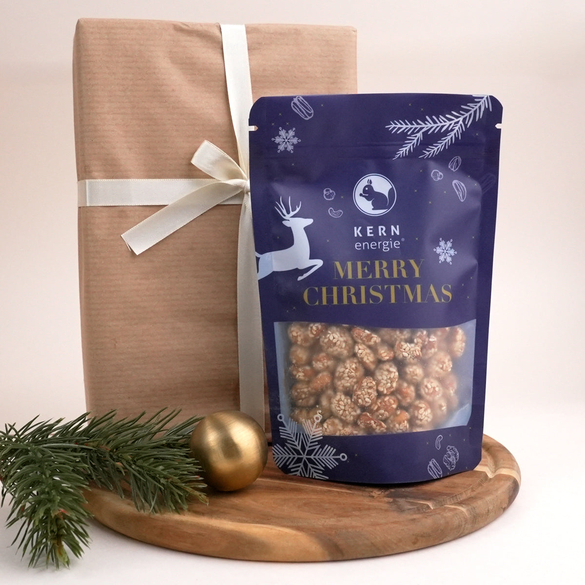 karamellisierte Erdnüsse mit Sesam in weihnachtlicher Verpackung