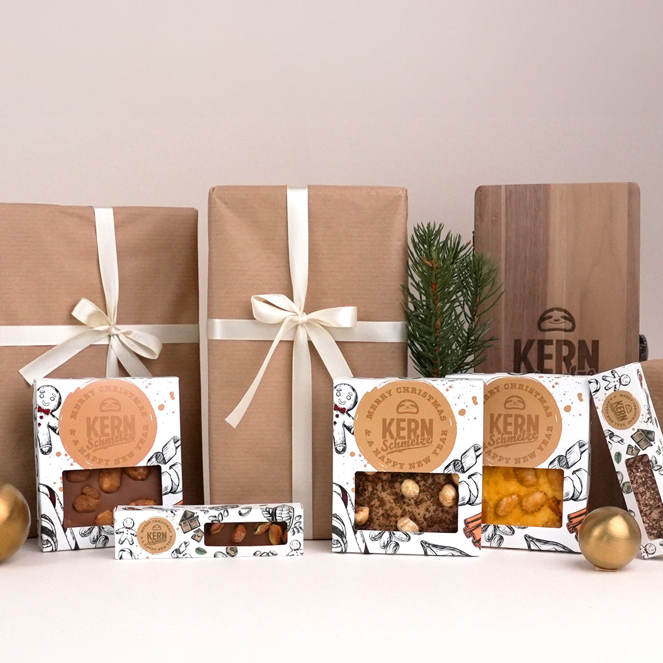 Schokoladentafeln und Riegel in weihnachtlicher Verpackung