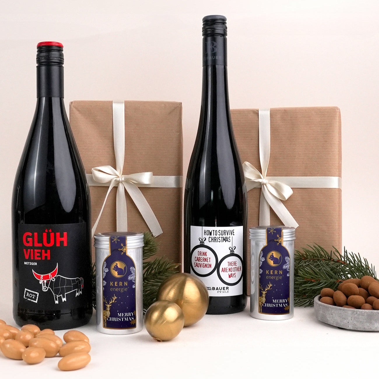 Glühwein und Rotwein mit Aludosen in weihnachtlichem Design