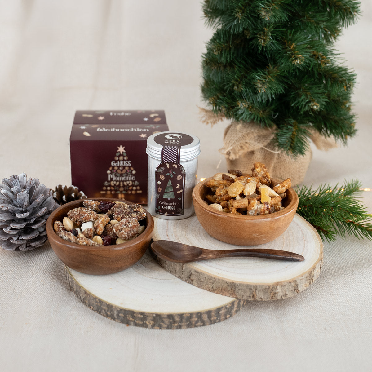 Kleines Weihnachtsgeschenkset, Aludose im Weihnachtsdesign und zwei Holzschalen mit limitierten Weihnachtsmischungen befüllt