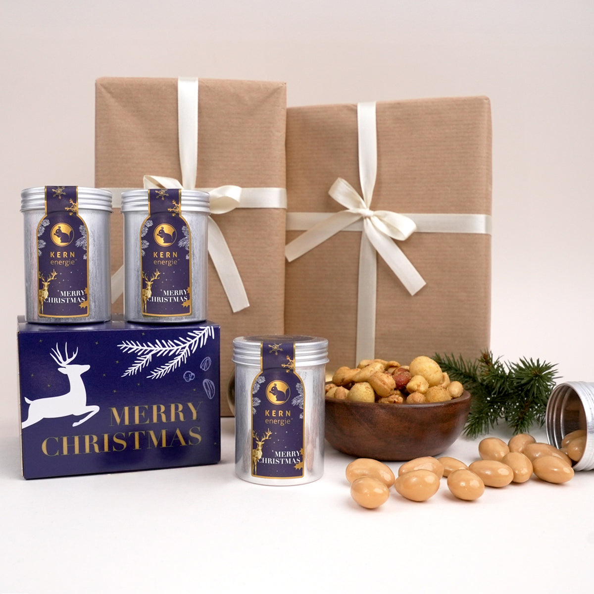 Geschenkkartin im Weihnachtsdesign mit vier Aludosen mit Weihnachtsetikett