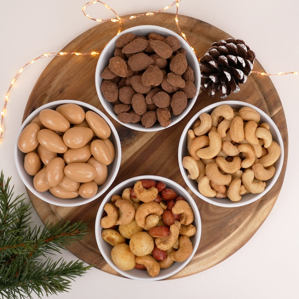 Cashews, Nussmischung, gebrannte und schokolierte Nüsse in Schalen