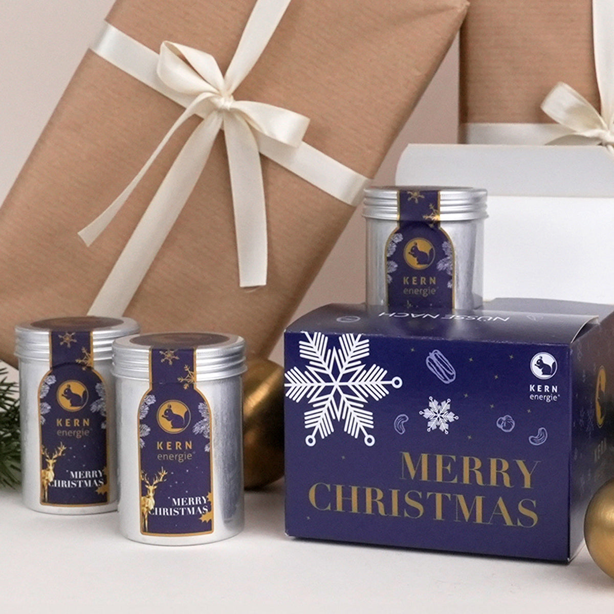 Weihnachtlicher Geschenkkarton mit vier Aludosen im weihnachtsdesign
