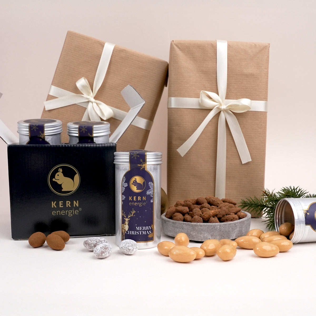 Schwarzer Geschenkkarton mit Aludosen im weihnachtsdesign dekoriert