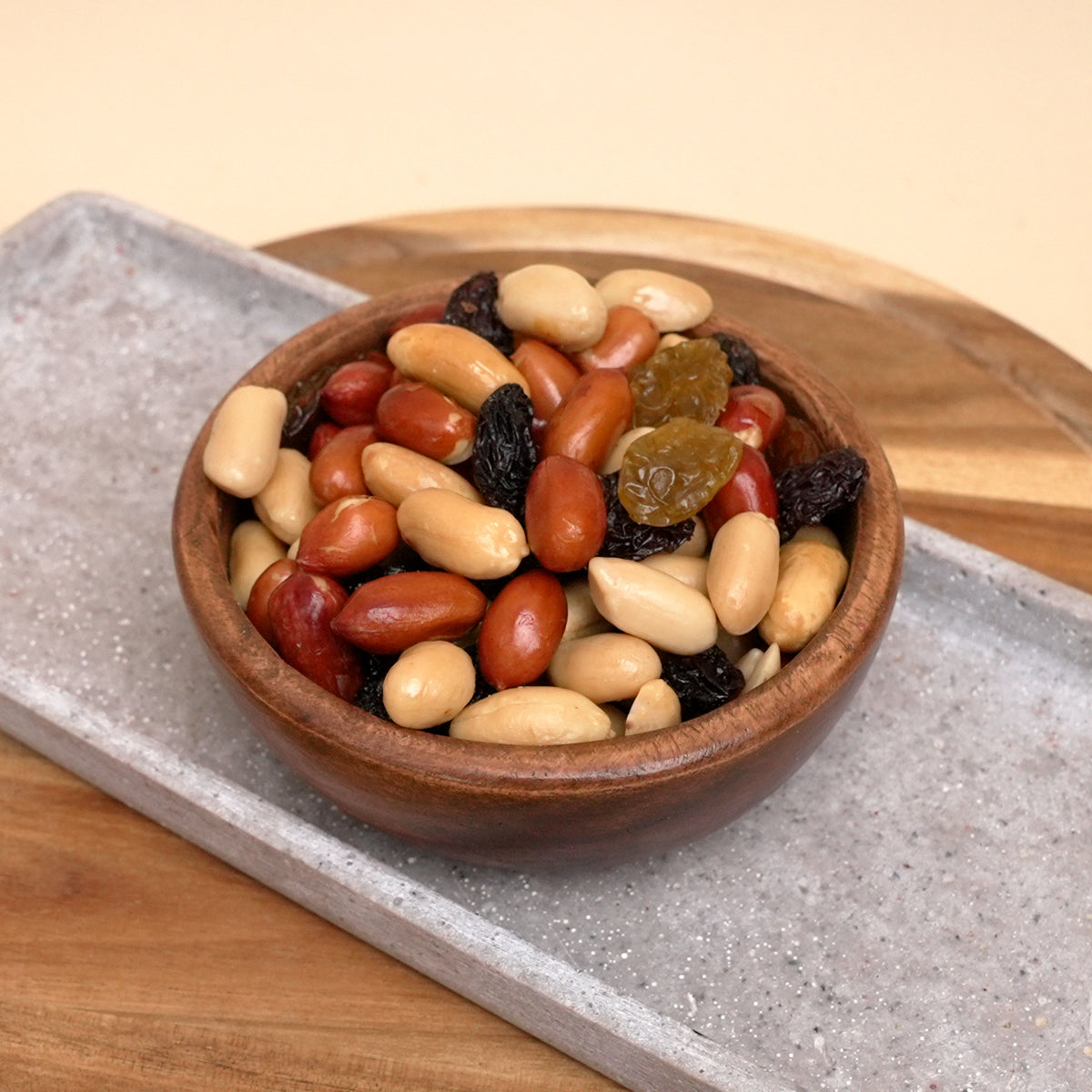 Sportfutter - naturbelassene Nuss-Frucht-Mischung mit Erdnüssen mit und ohne Haut, süße blaue und gelbe Rosinen