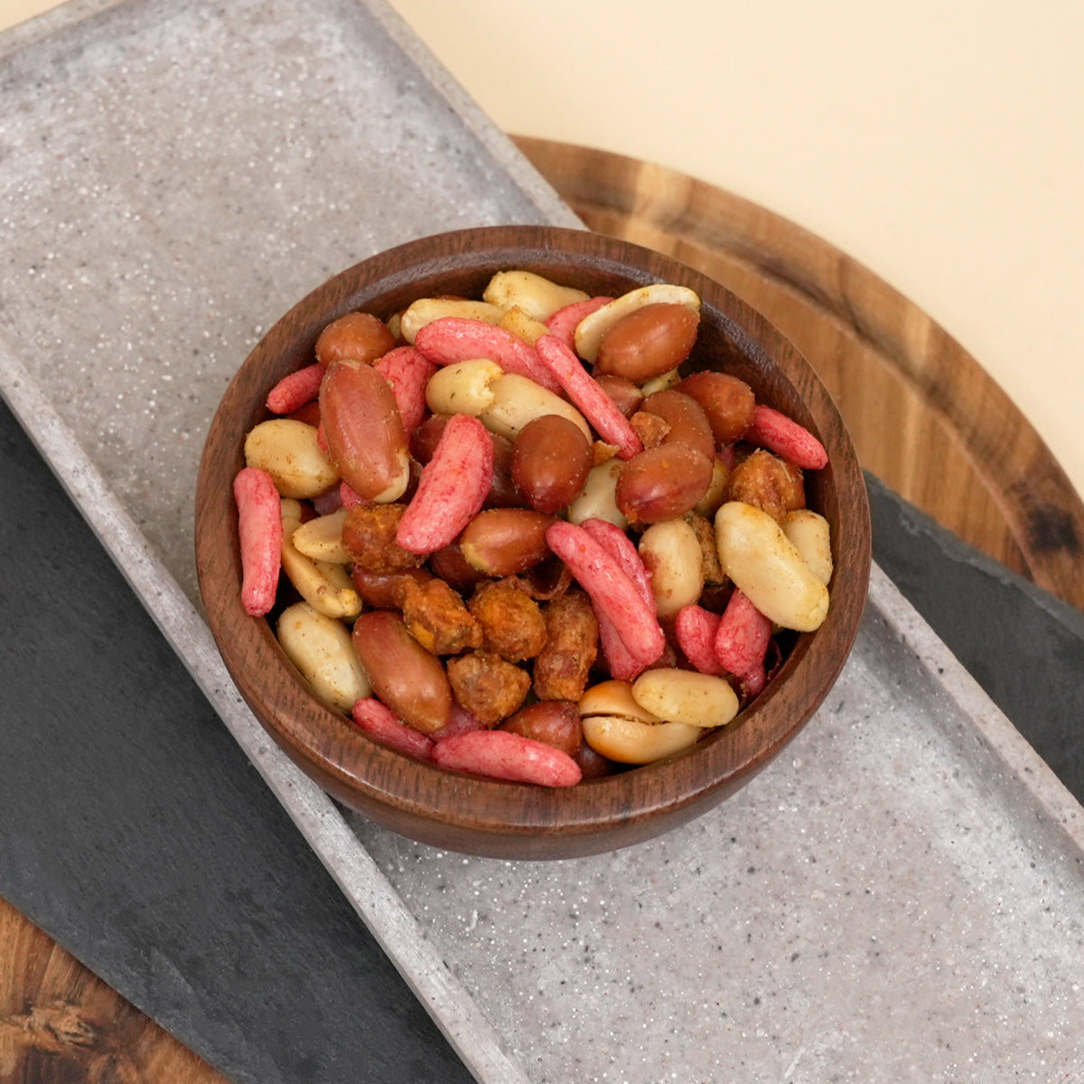 Knackige Erdnüsse, aromatische Cashews, Katjang Pedis mit ihrem knusprigen Teigmantel und scharfe Reiskräcker 