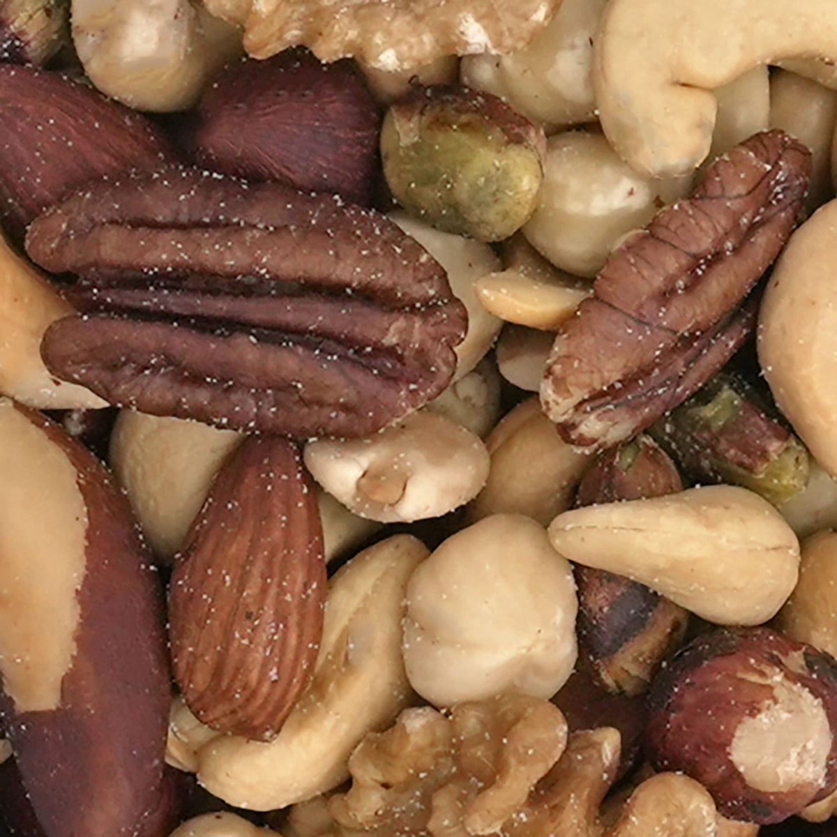 Nahaufnahme Nussmischung "Melange Royal" Cashews, Haselnüsse, Mandeln, Pistazien, Walnüsse, Pekannüsse und Paranüsse