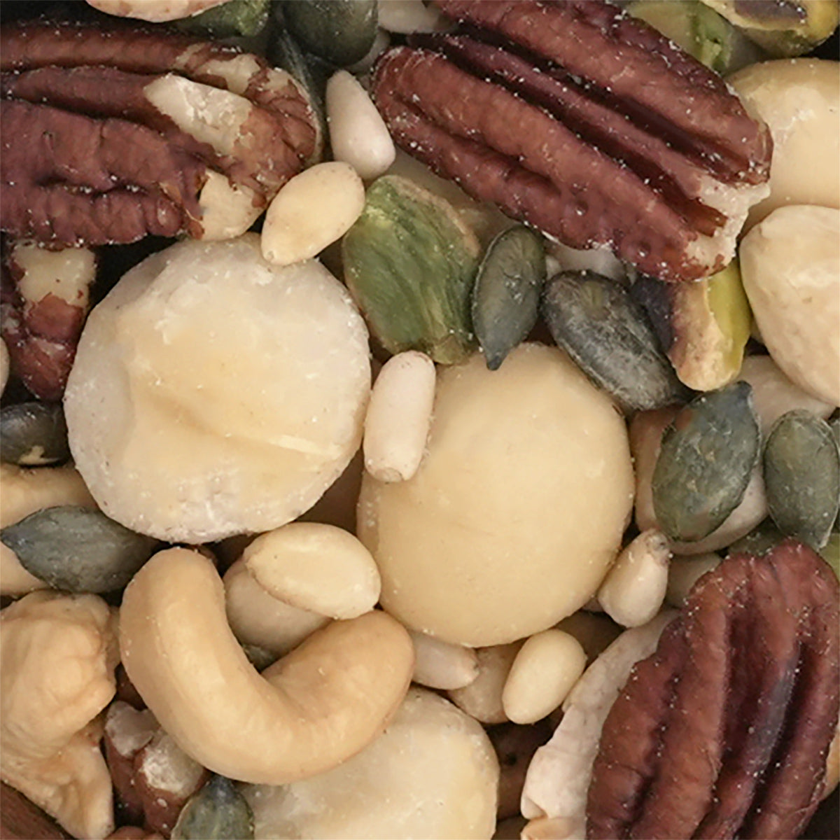 Nahaufnahme Nussmischung "Nordic Deluxe" aus Macadamias, Pekannüsse, Pistazien und Pinienkerne, Kürbiskerne, Cashews