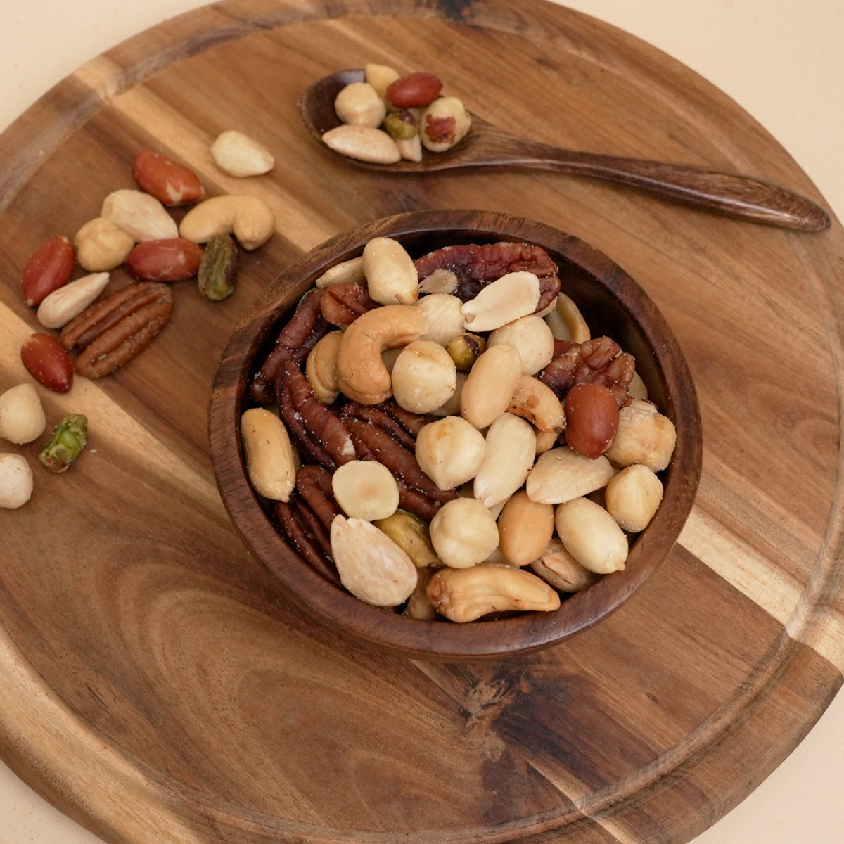 Saison Melange–Erdnüsse mit und ohne Haut, blanchierte Mandeln, Haselnüsse, Pistazien, Cashews, verfeinert mit Meersalz