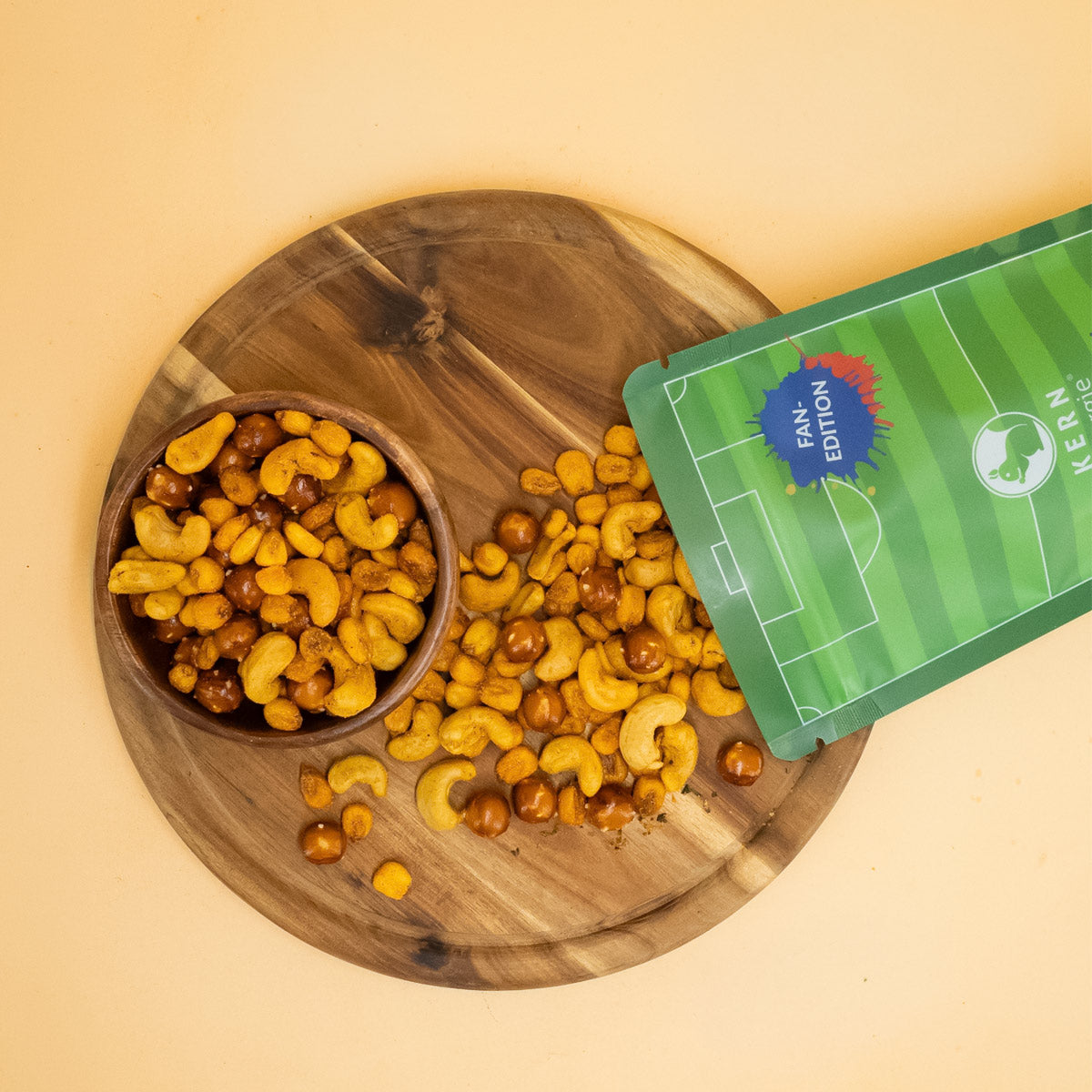 KERNenergie Snackbeutel im Fußball Design mi Nussmischungen in einer Holzschale
