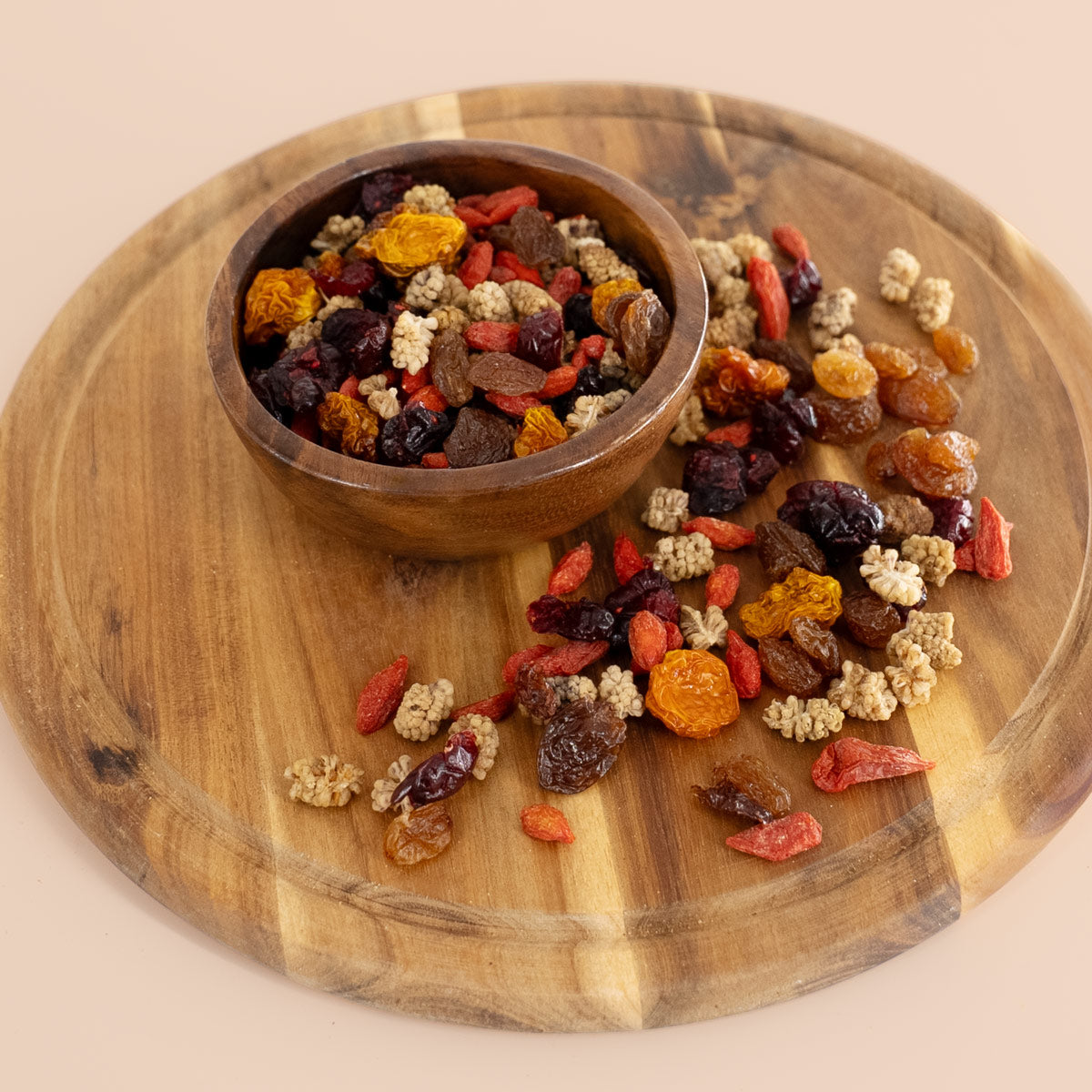 Power Berry Mix in Holzschale und auf Holztablett verteilt