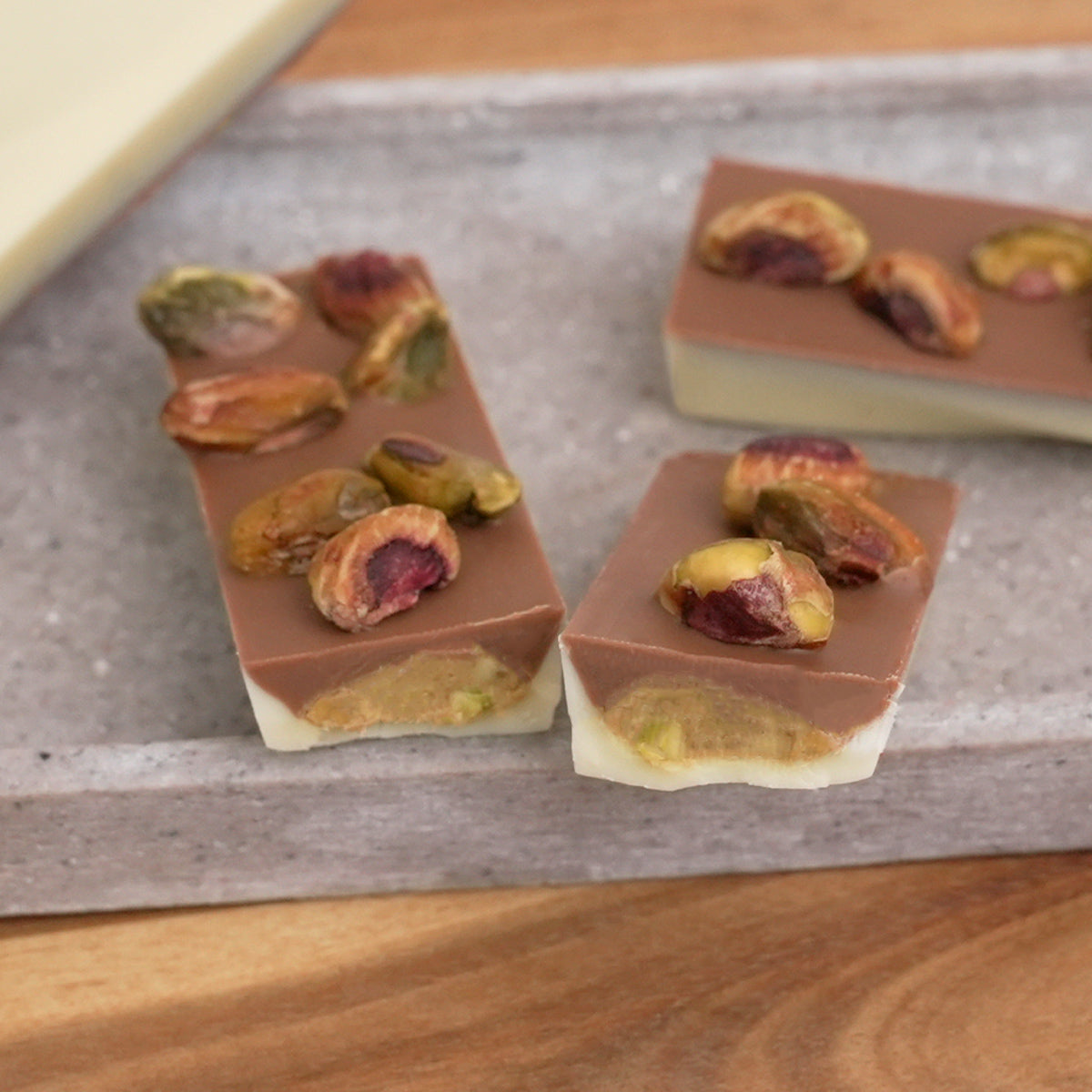 Schokoladenriegel mit Vollmilchschokolade und Pistaziencremefüllung