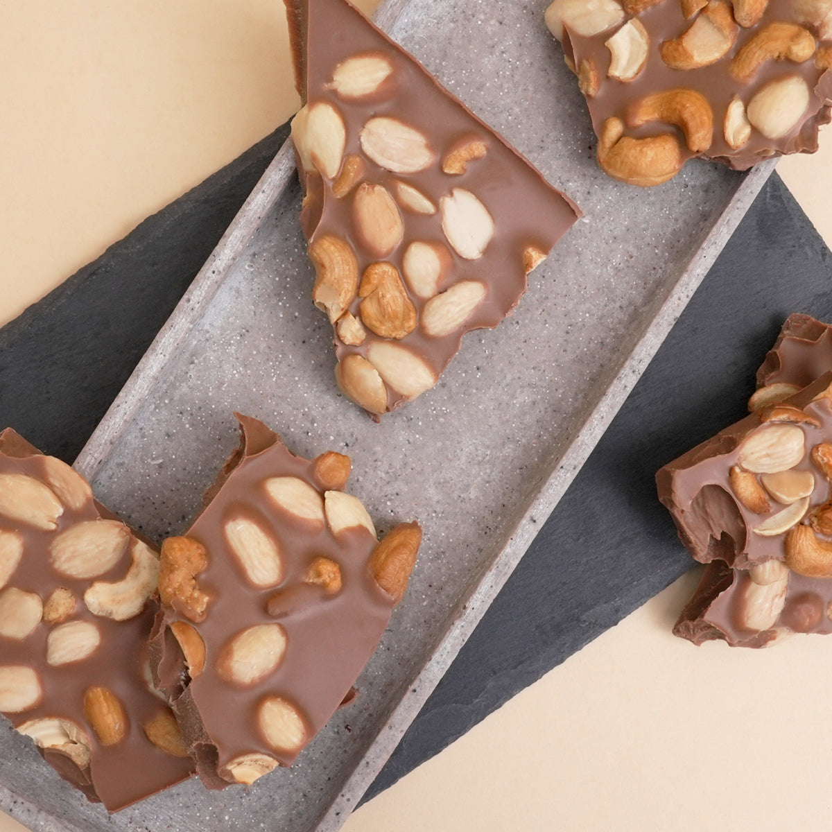 Bruchschokolade – Vollmilchschokolade mit Cashews & Mandeln