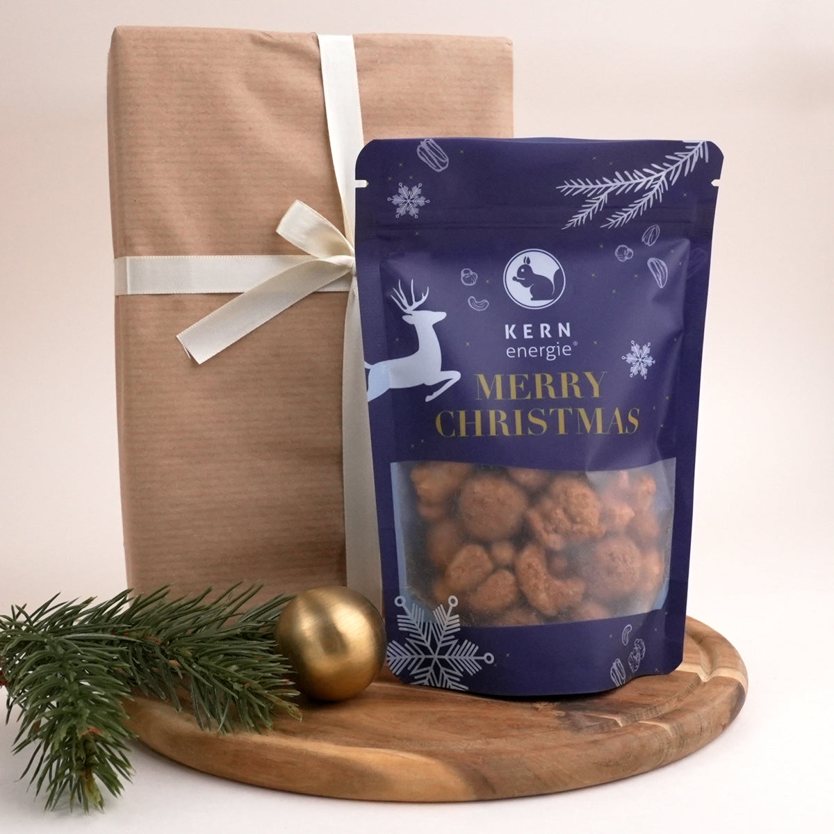 Gebrannte Nussmischung mit Cashew, Mandeln und Macadamias mit Spekulatius Würze in weihnachtlicher Verpackung