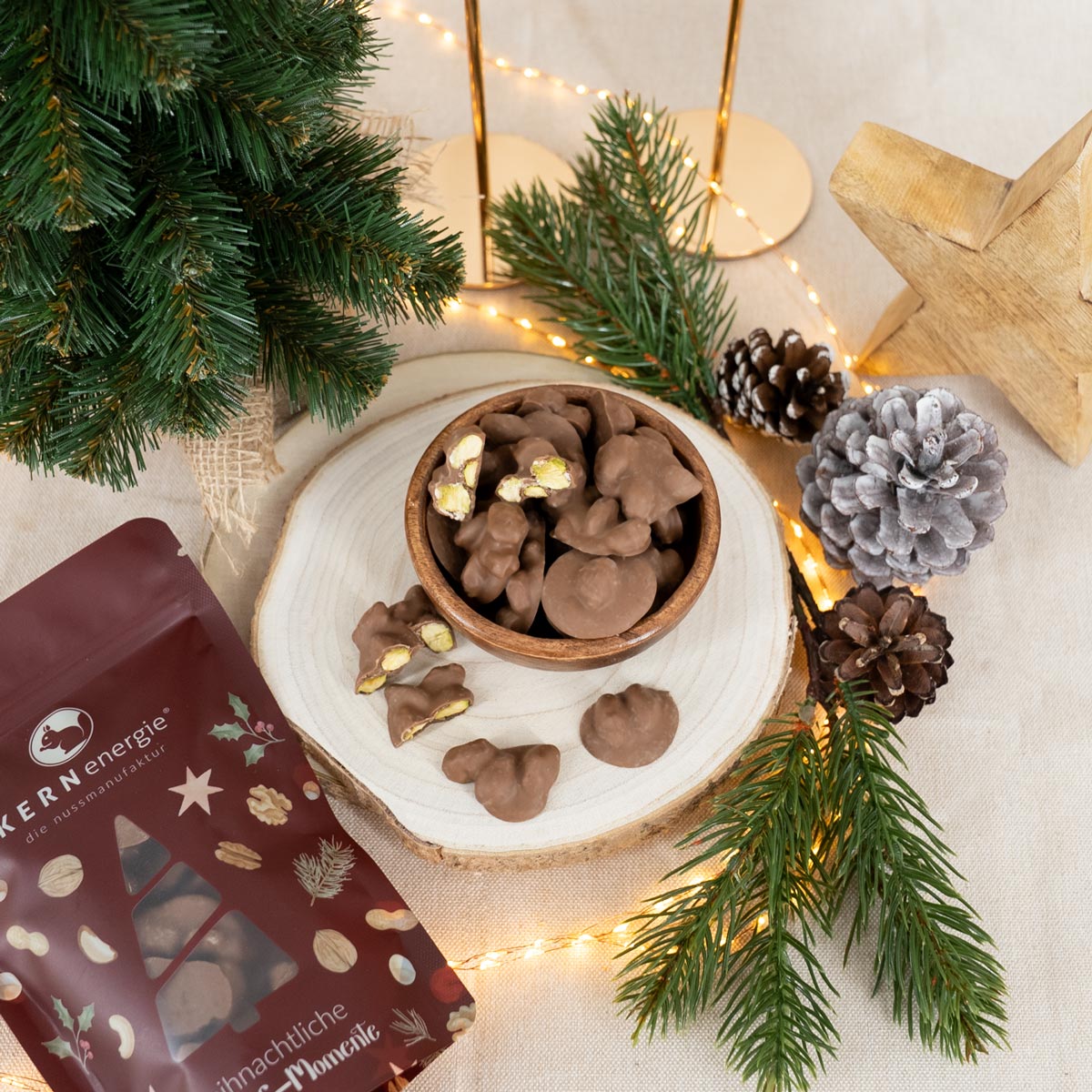 Nussberge aus gebrannten Pistazien und Vollmilchschokolade mit weihnachtlichem Snackbeutel