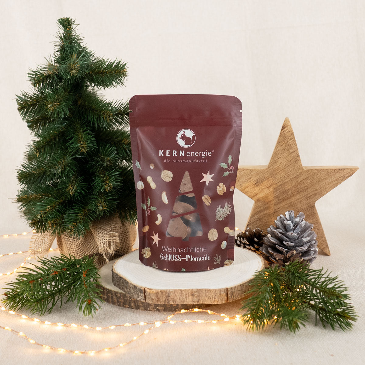 Weihnachtlicher Snackbeutel mit Nussbergen aus gebrannten Pistazien und Vollmilchschokolade