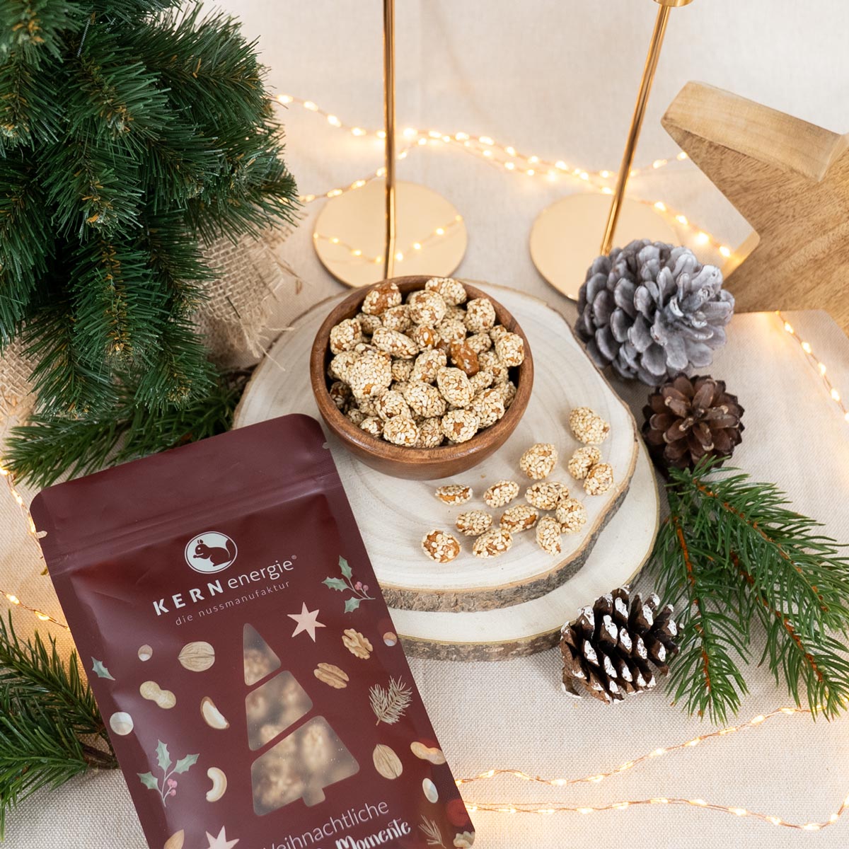 Gebrannte Erdnüsse mit Sesam und weihnachtlichem Snackbeutel