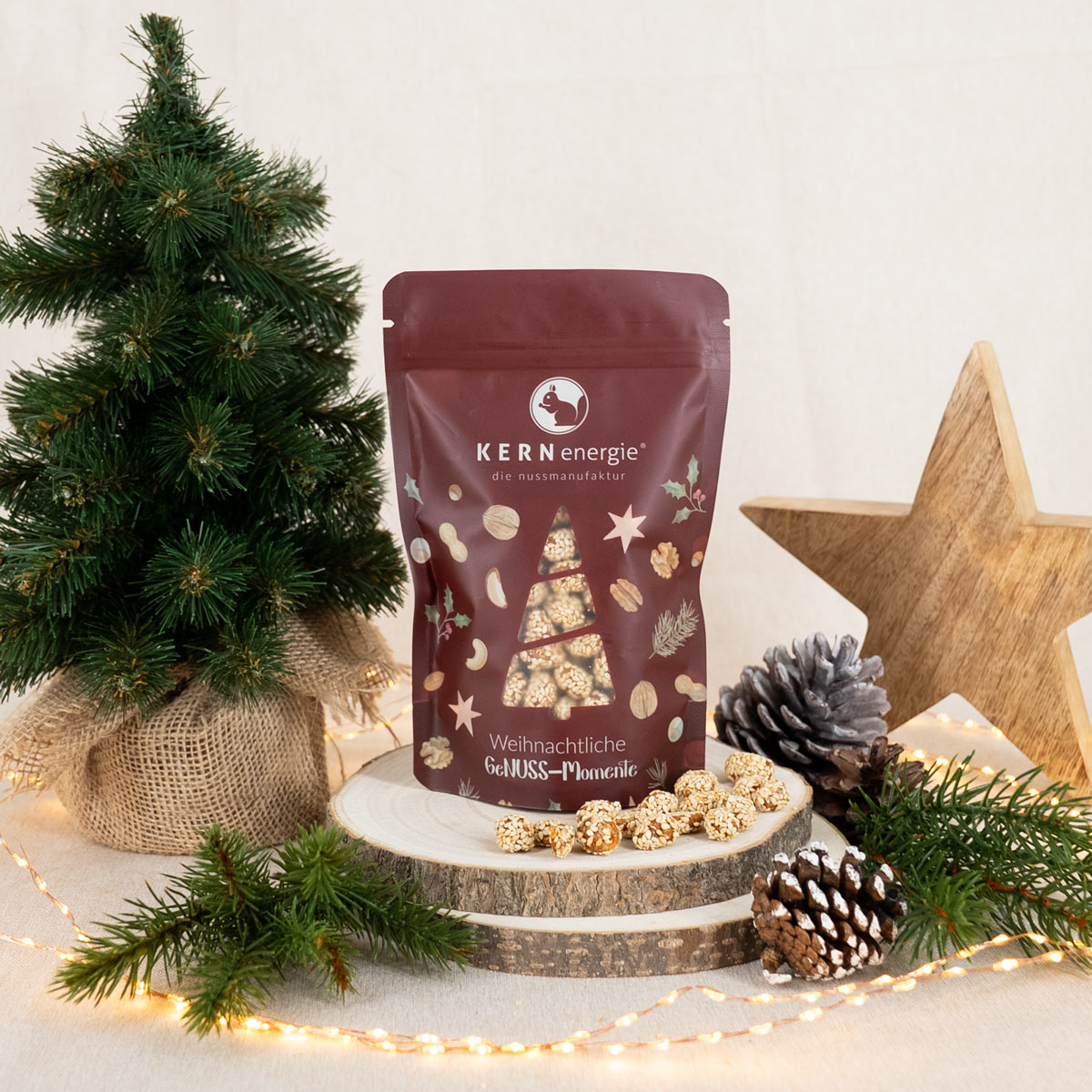 Gebrannte Erdnüsse mit Sesam in weihnachtlichem Snackbeutel