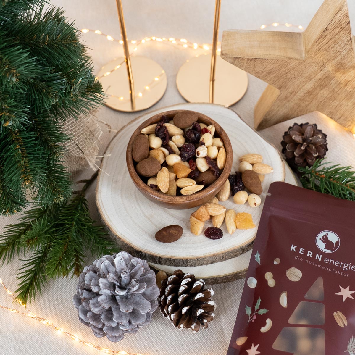 Weihnachtliche Nussmischung in Holzschale mit weihnachtlichem Snackbeutel 