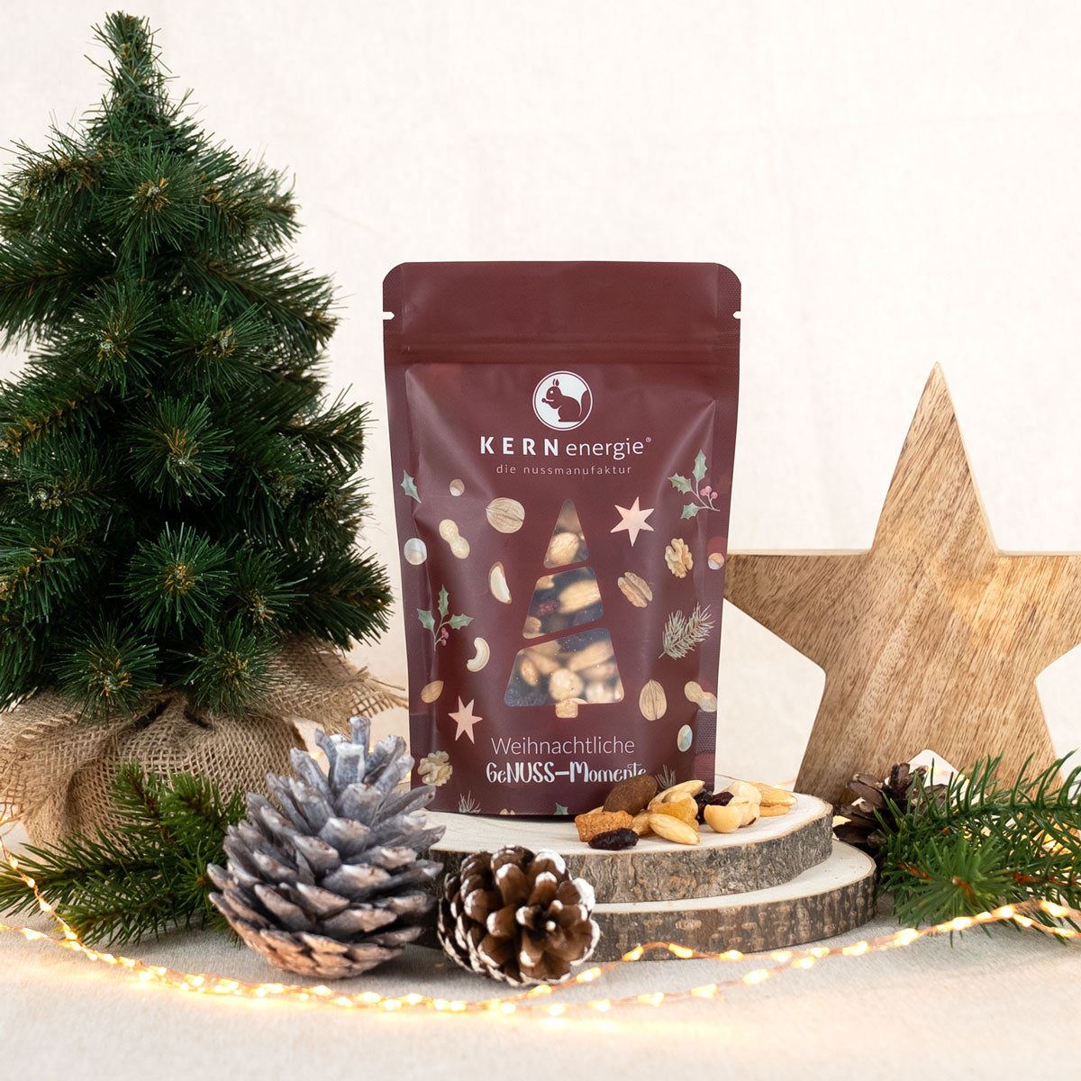 Nussmischung in weihnachtlichem Snackbeutel